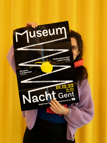 Vrouw met poster museumnacht 2022