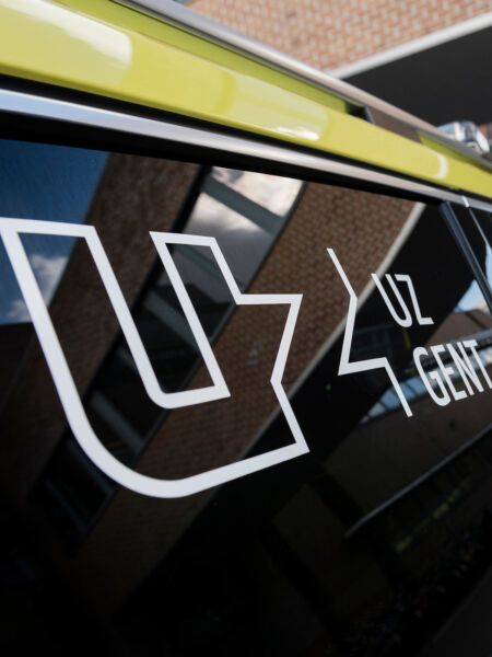 Ziekenwagen met logo UZ Gent
