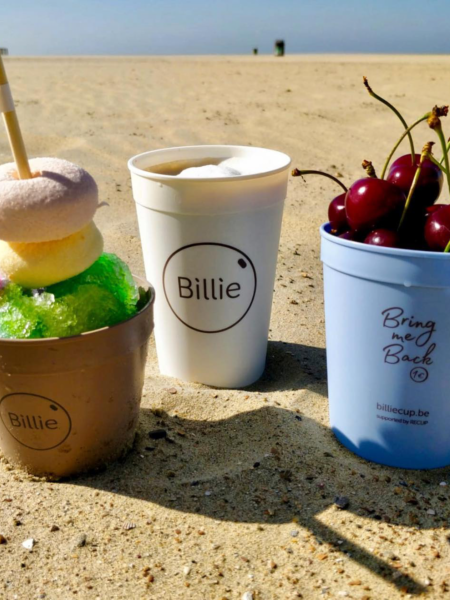 Herbruikbare bekers Billie Cup op strand