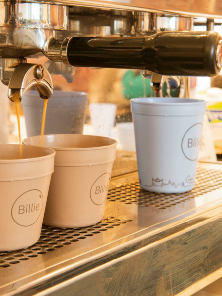 Billie Cup aan koffie apparaat