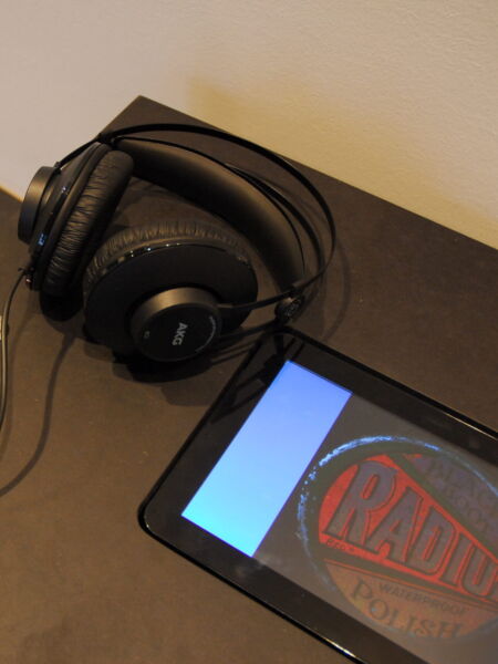 iPad met koptelefoon op bankje in tentoonstellingen - De ZIJkant van de oorlog