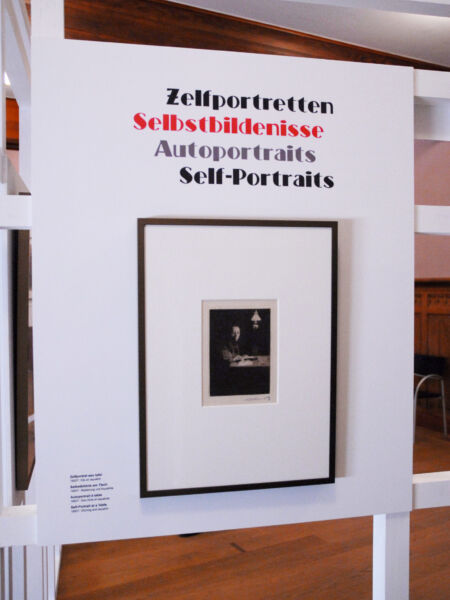 Zelfportret aan wand op tentoonstellingen - De ZIJkant van de oorlog