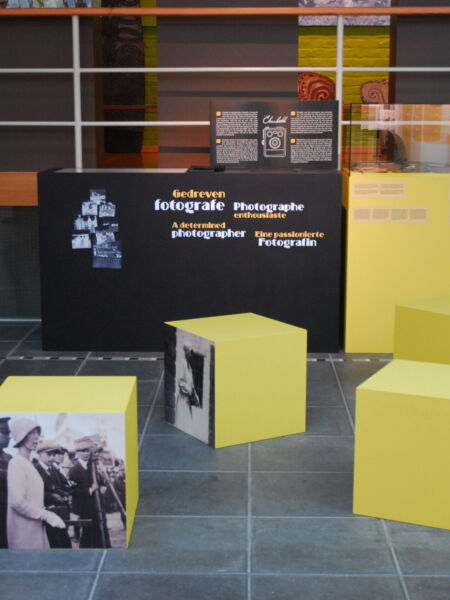 Blokken op de grond met foto's van de oorlog op tentoonstellingen - De ZIJkant van de oorlog
