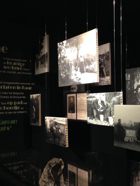 Hangende kartonnen beelden op tentoonstellingen - De ZIJkant van de oorlog