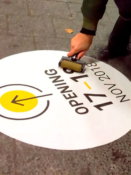 Sticker op grond voor het openingsweekend van het Bezoekerscentrum van het Vlaams Parlement