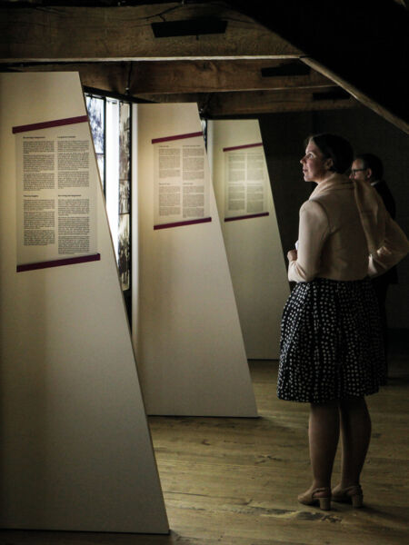 Mensen lezen teksten op expo van Kasteel Van Rumbeke