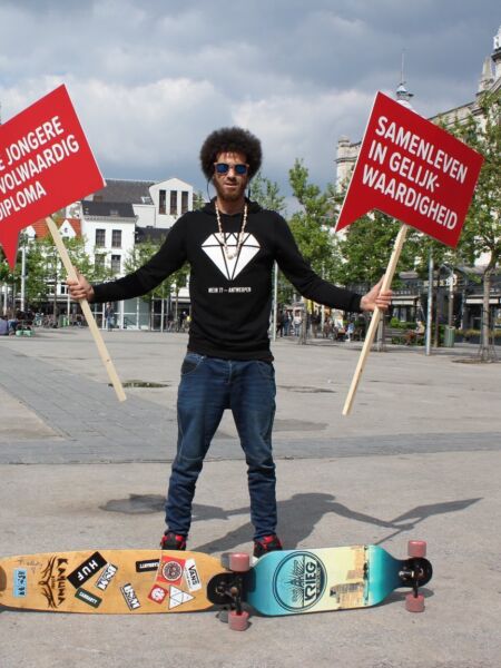 Jonge man met longboard en bord Komafmetarmoede voor straatactie