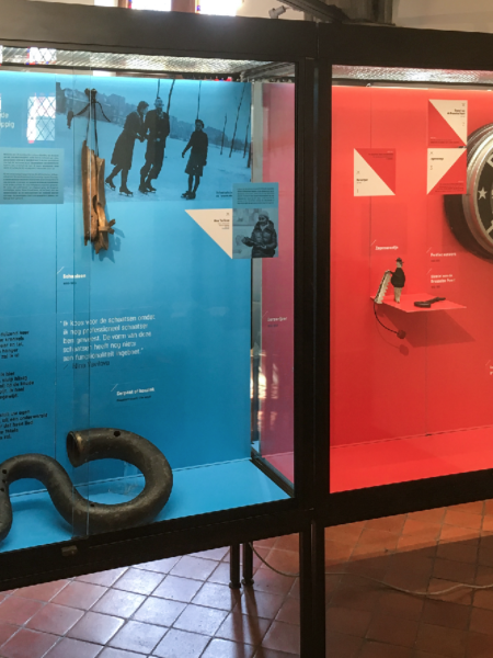 Kasten met info in ExpoSure in stadmuseum Dendermonde