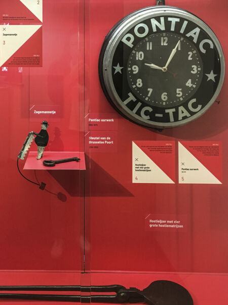 Horloge in kast op ExpoSure in stadsmuseum Dendermonde