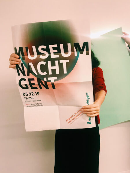 Mens met poster Museumnacht 2019
